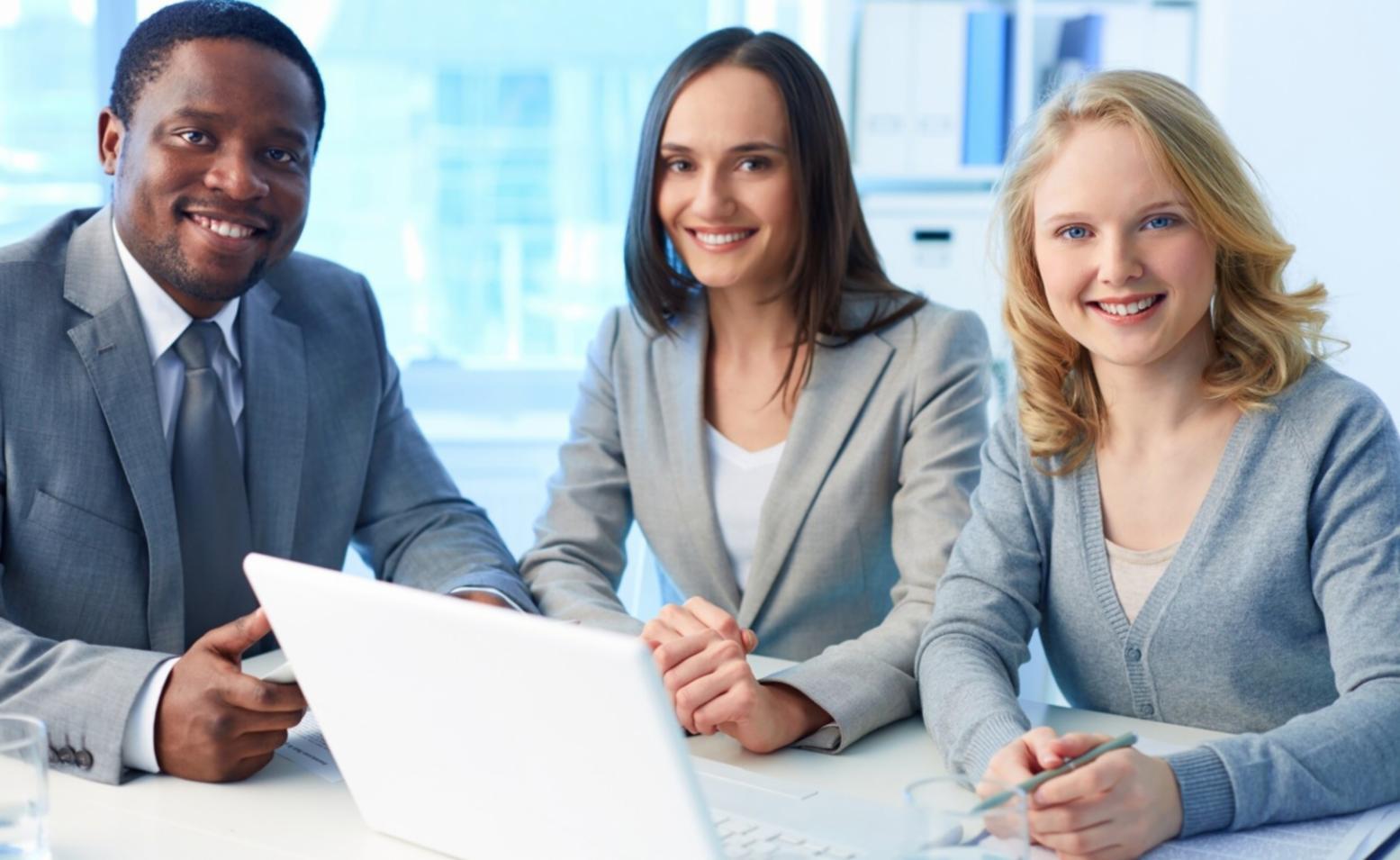 Participantes trabajando juntos en sesión de formación financiera