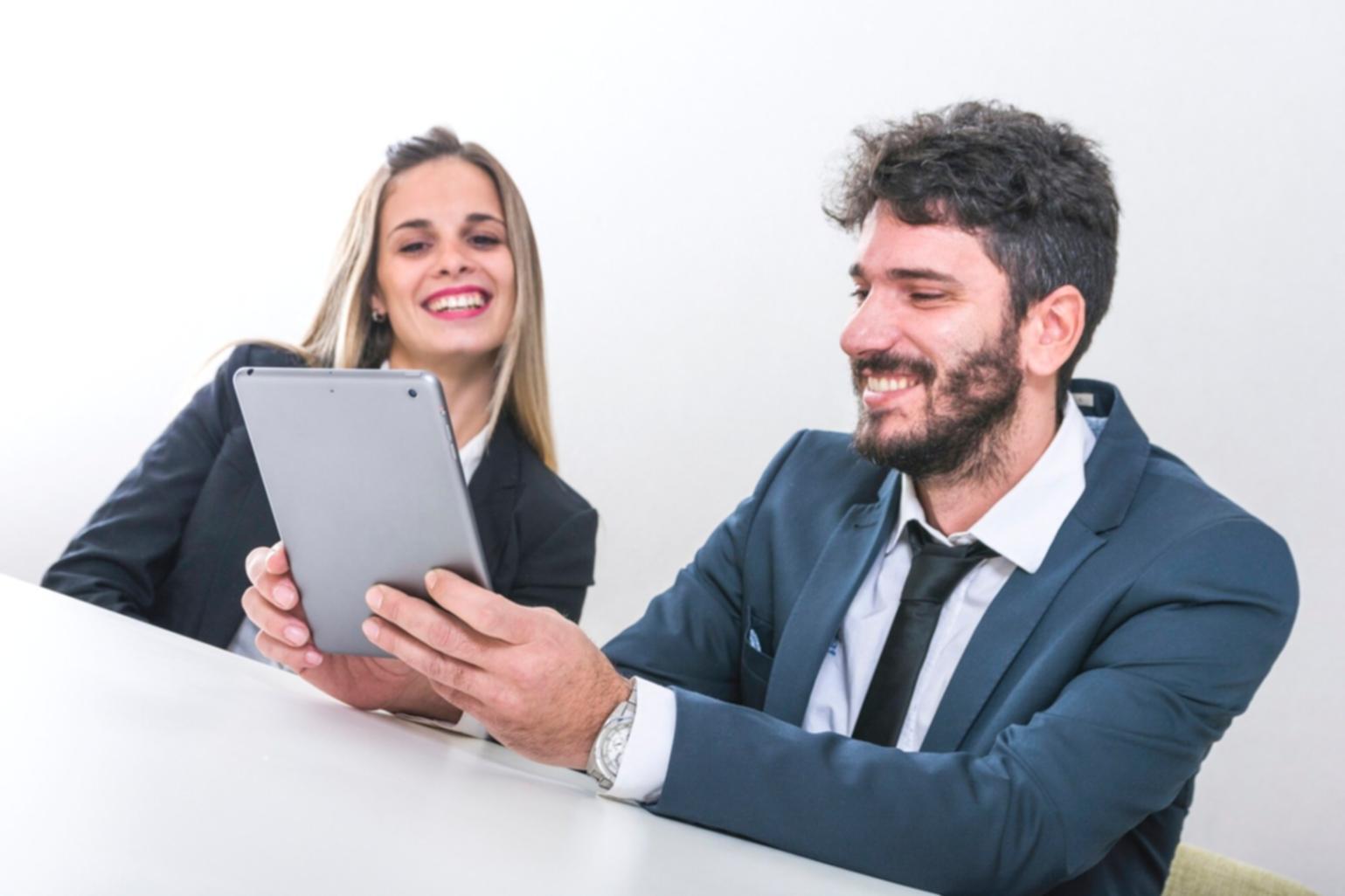 Personas trabajando en planificación financiera con enfoque práctico y estructurado